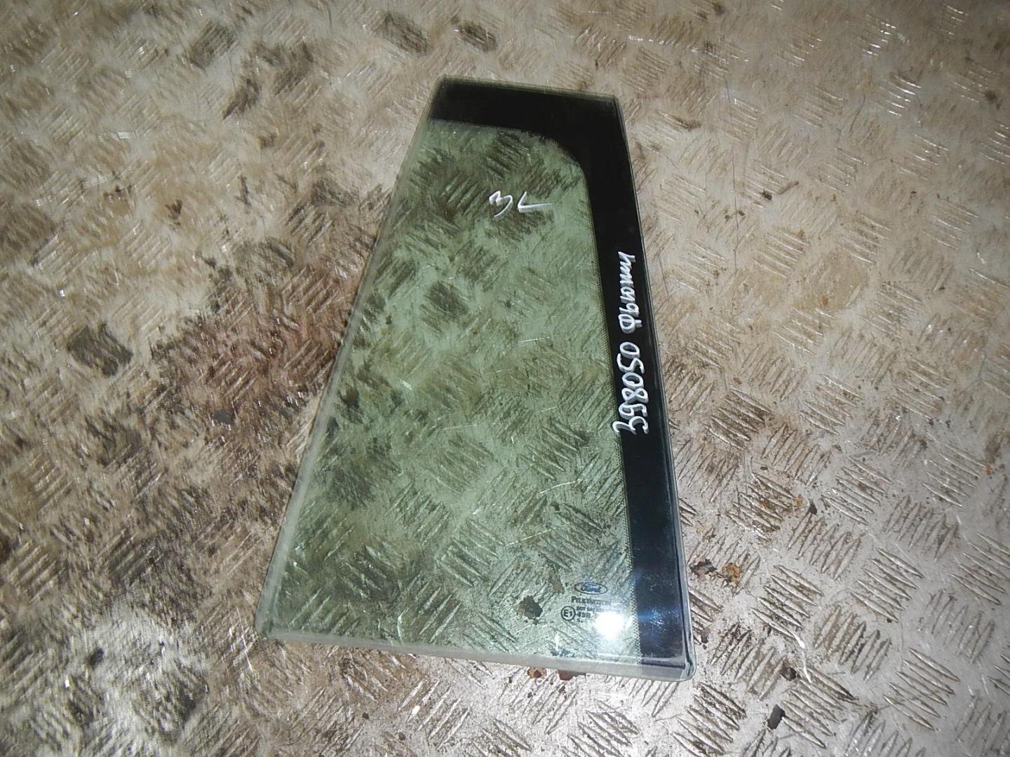 Стекло двери задней левой (форточка)