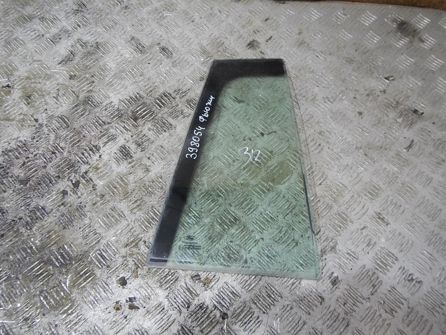 Стекло двери задней правой (форточка)