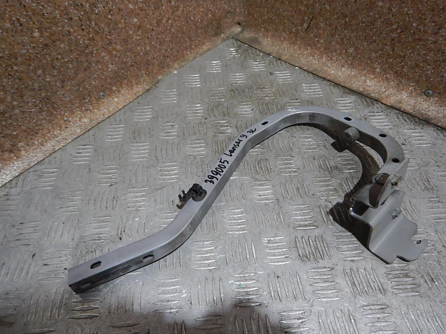 Петля крышки багажника