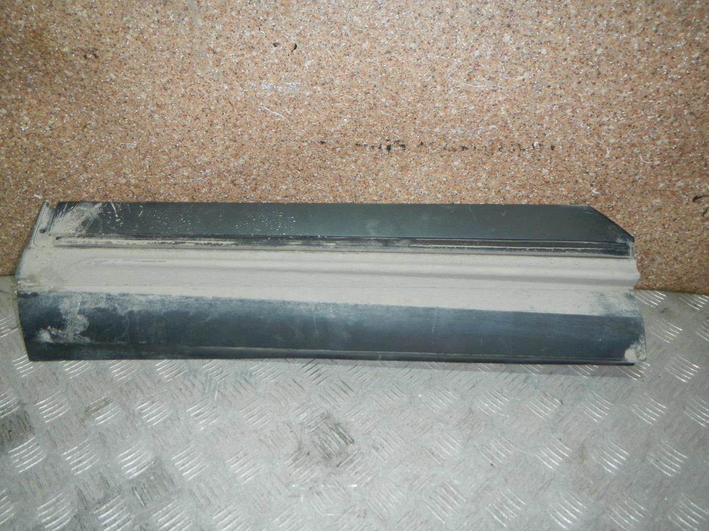 Молдинг задней левой двери