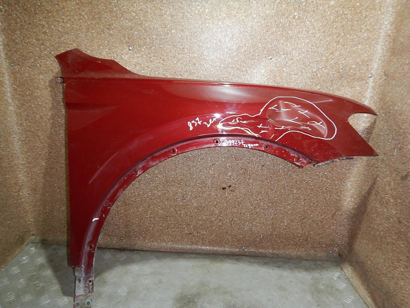 Крыло переднее правое