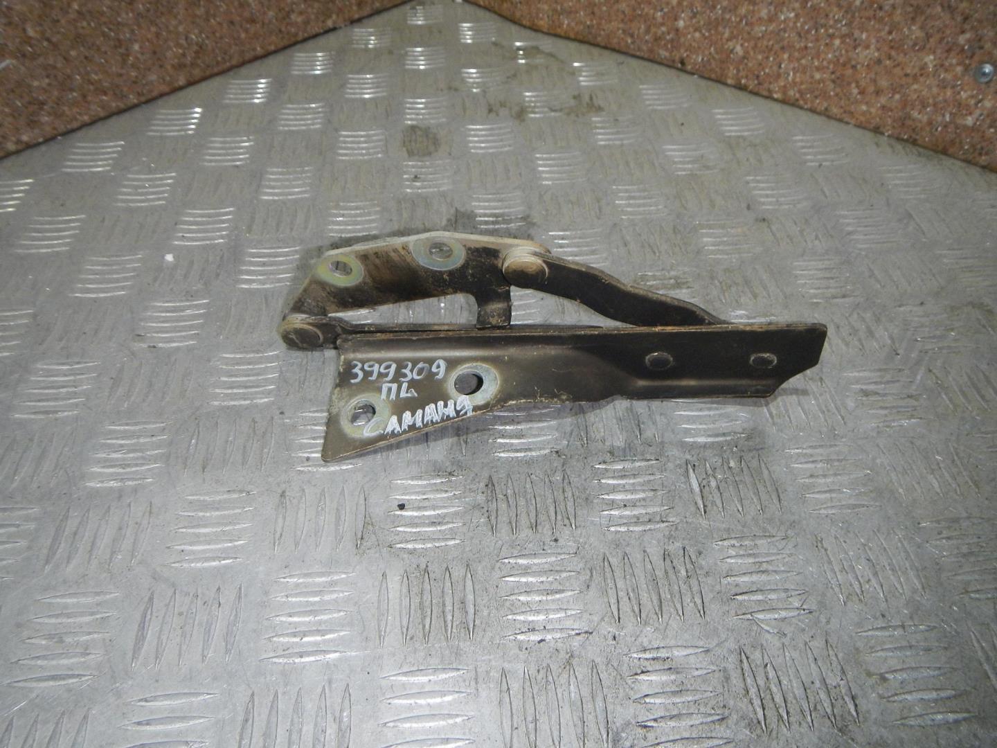 Петля капота правая