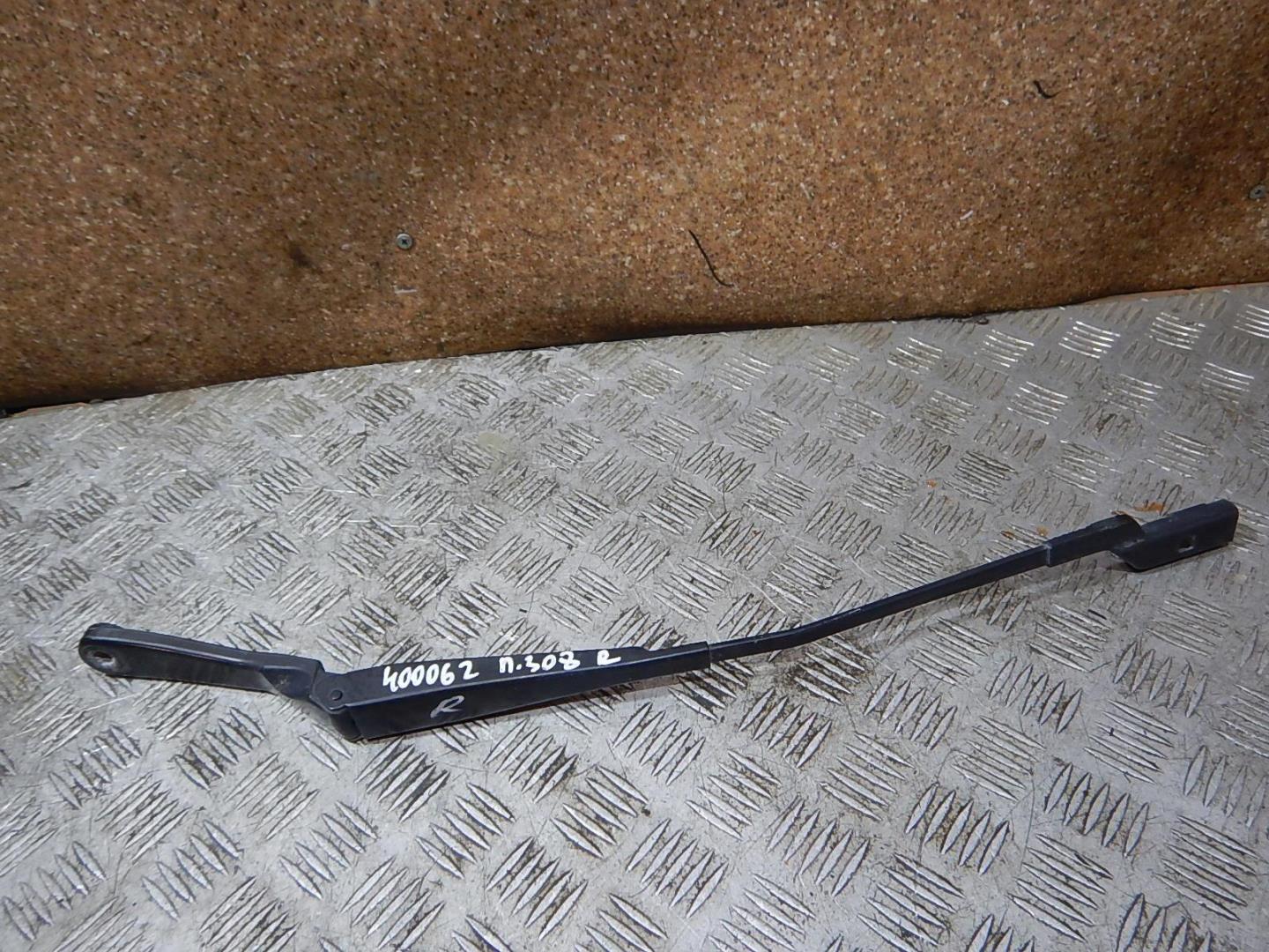 Поводок стеклоочистителя передний правый