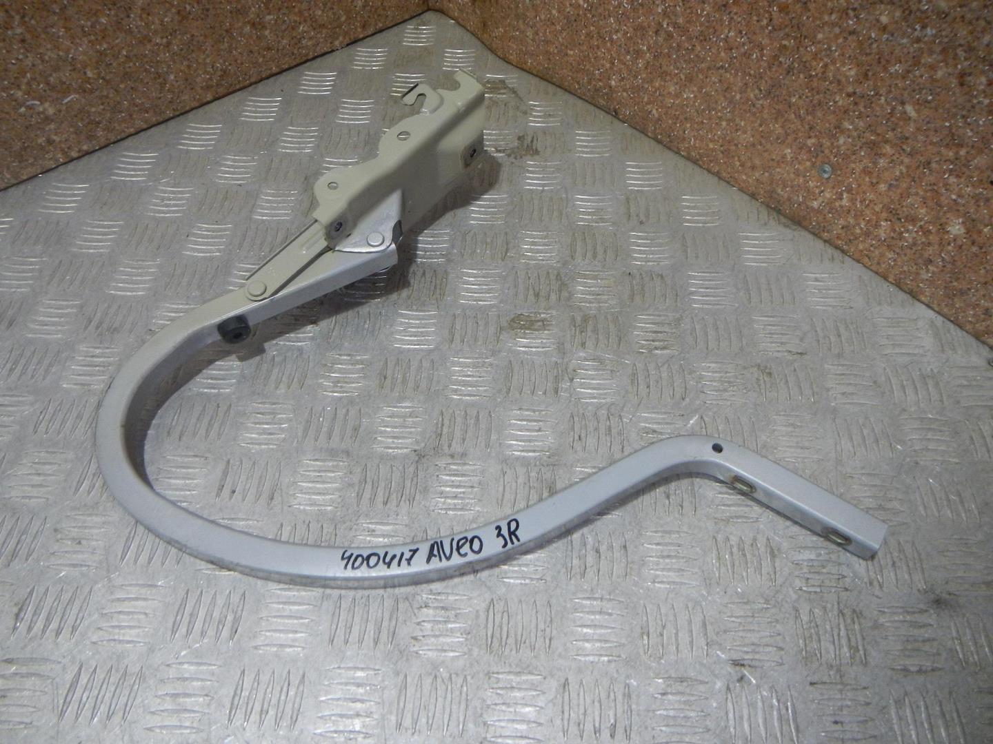 Петля крышки багажника