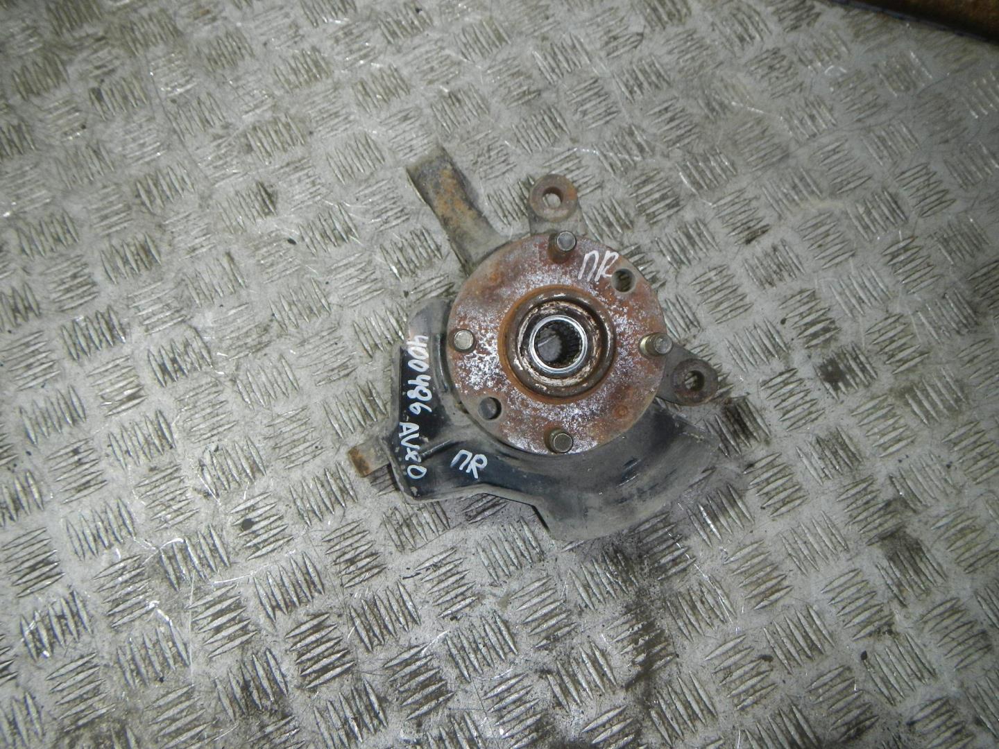 Кулак поворотный передний правый