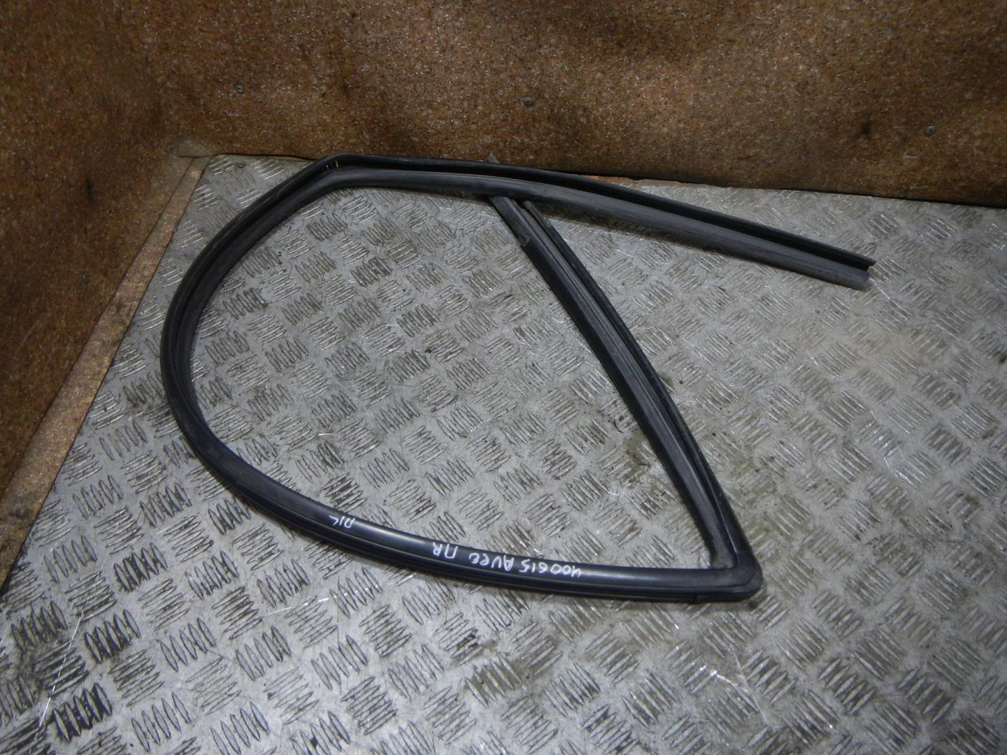 Уплотнитель стекла двери