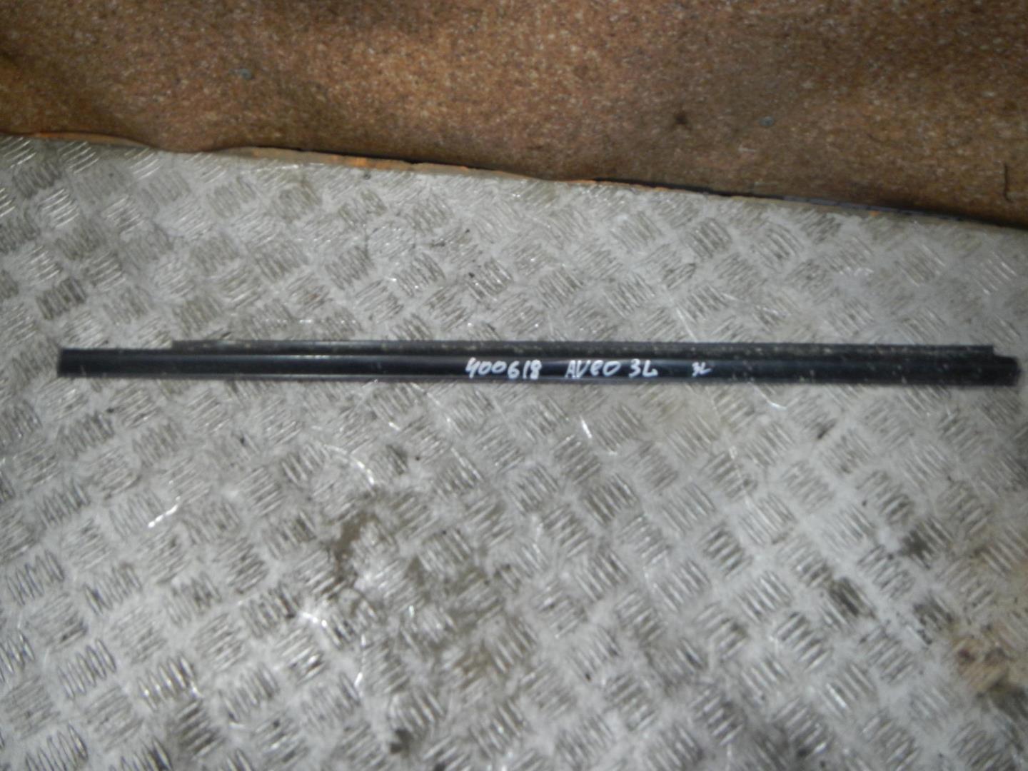 Накладка стекла заднего левого