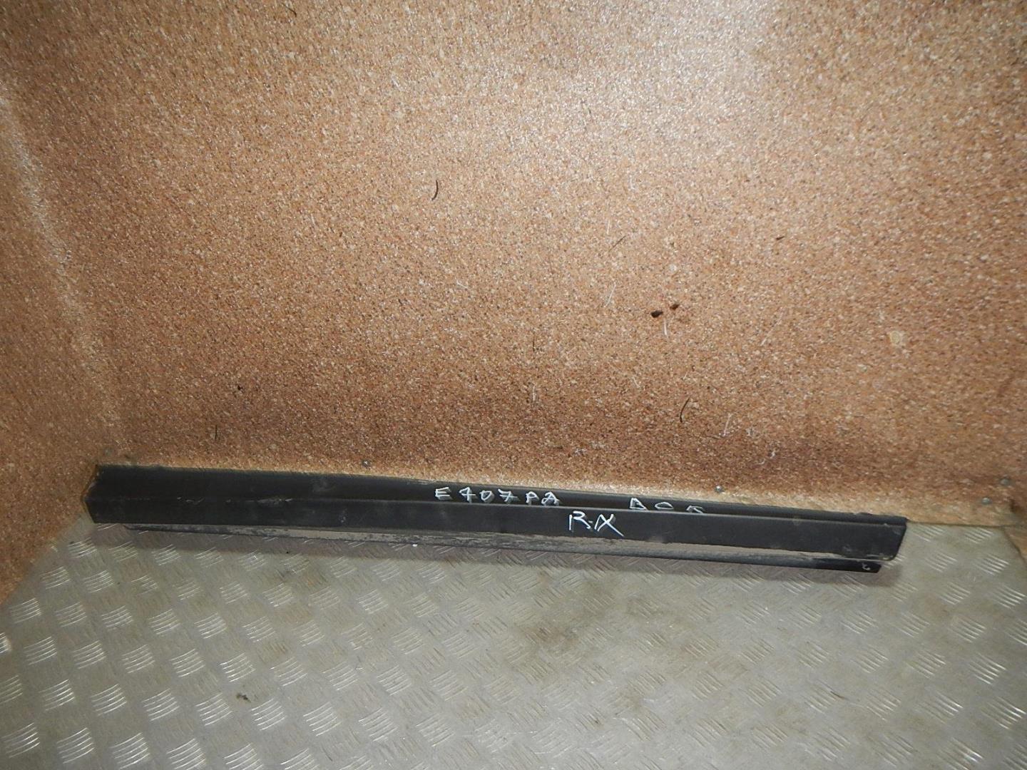 Молдинг передней правой двери