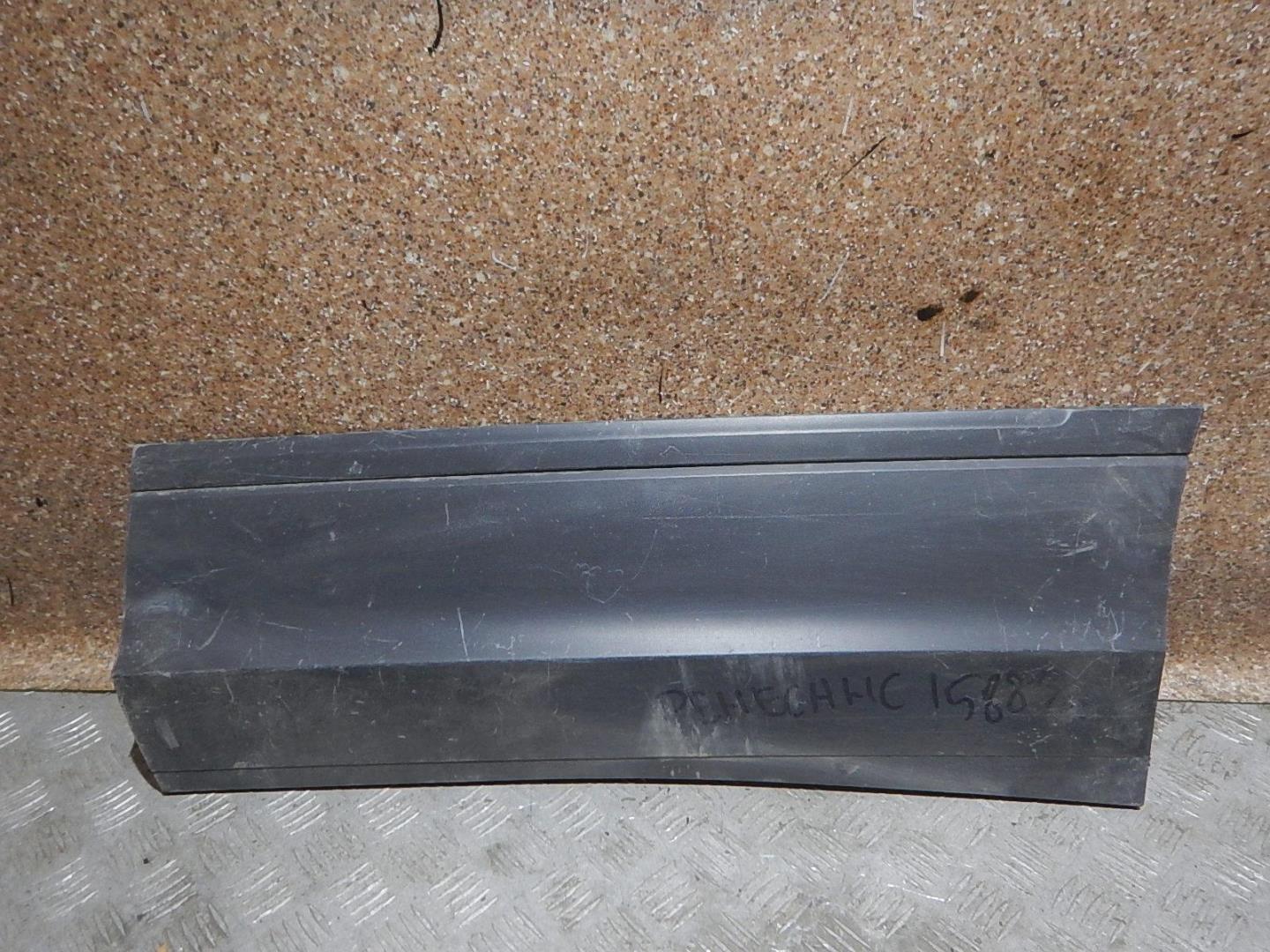 Молдинг задней левой двери