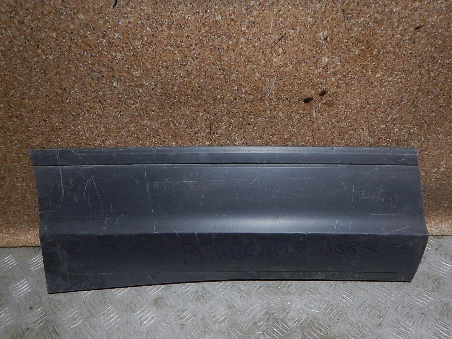 Молдинг задней правой двери