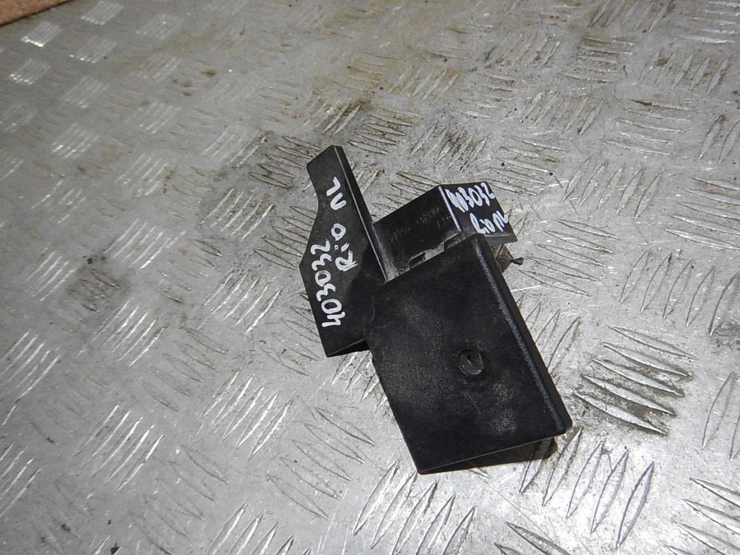 Кронштейн фар левый