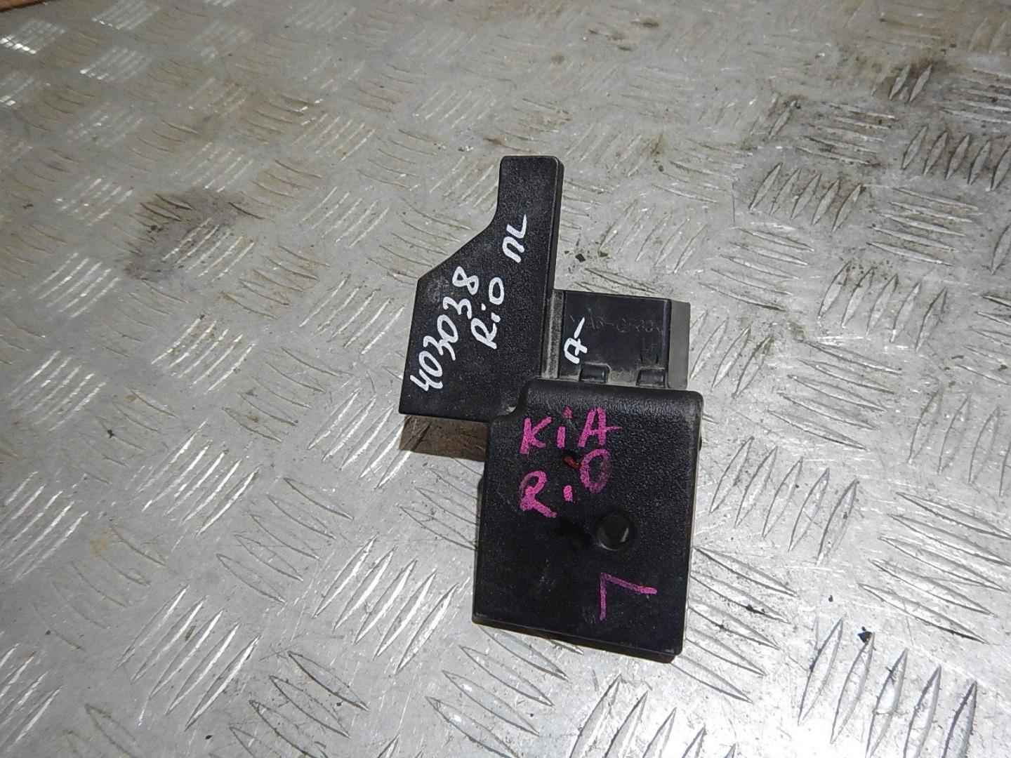 Кронштейн фар левый