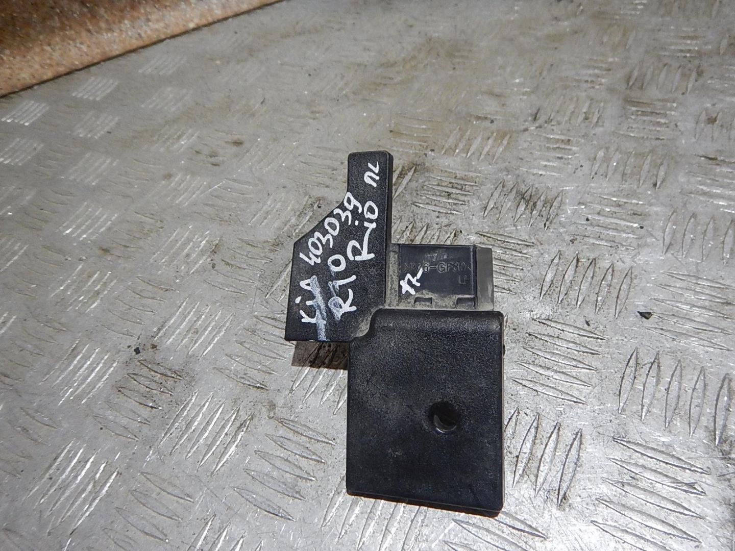 Кронштейн фар левый