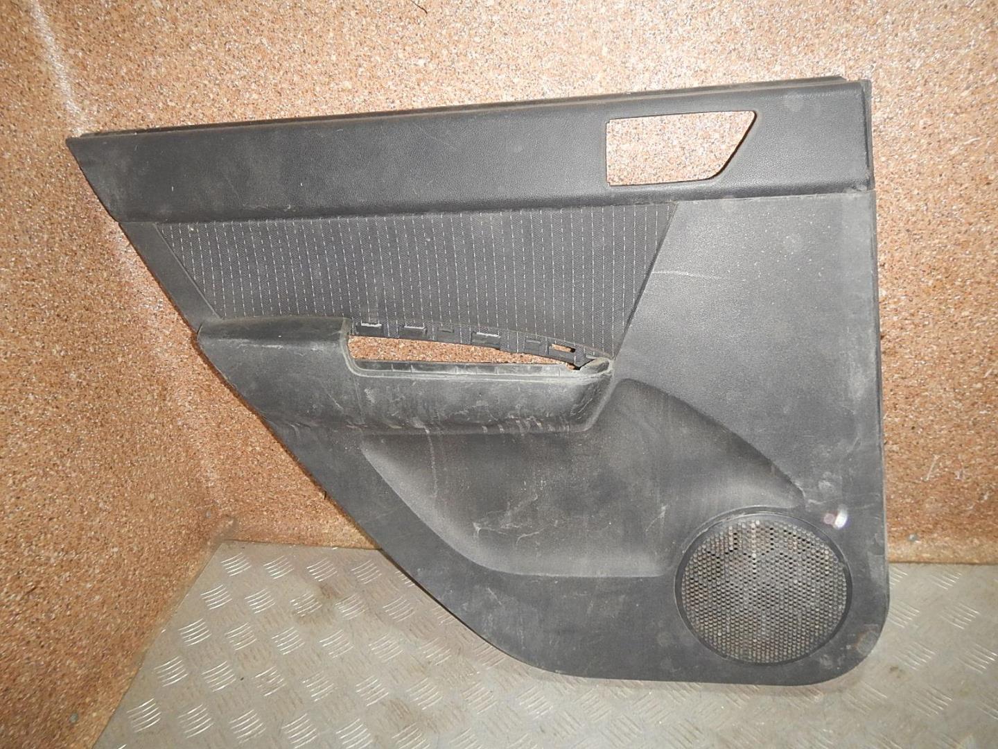 Обшивка двери задней левой