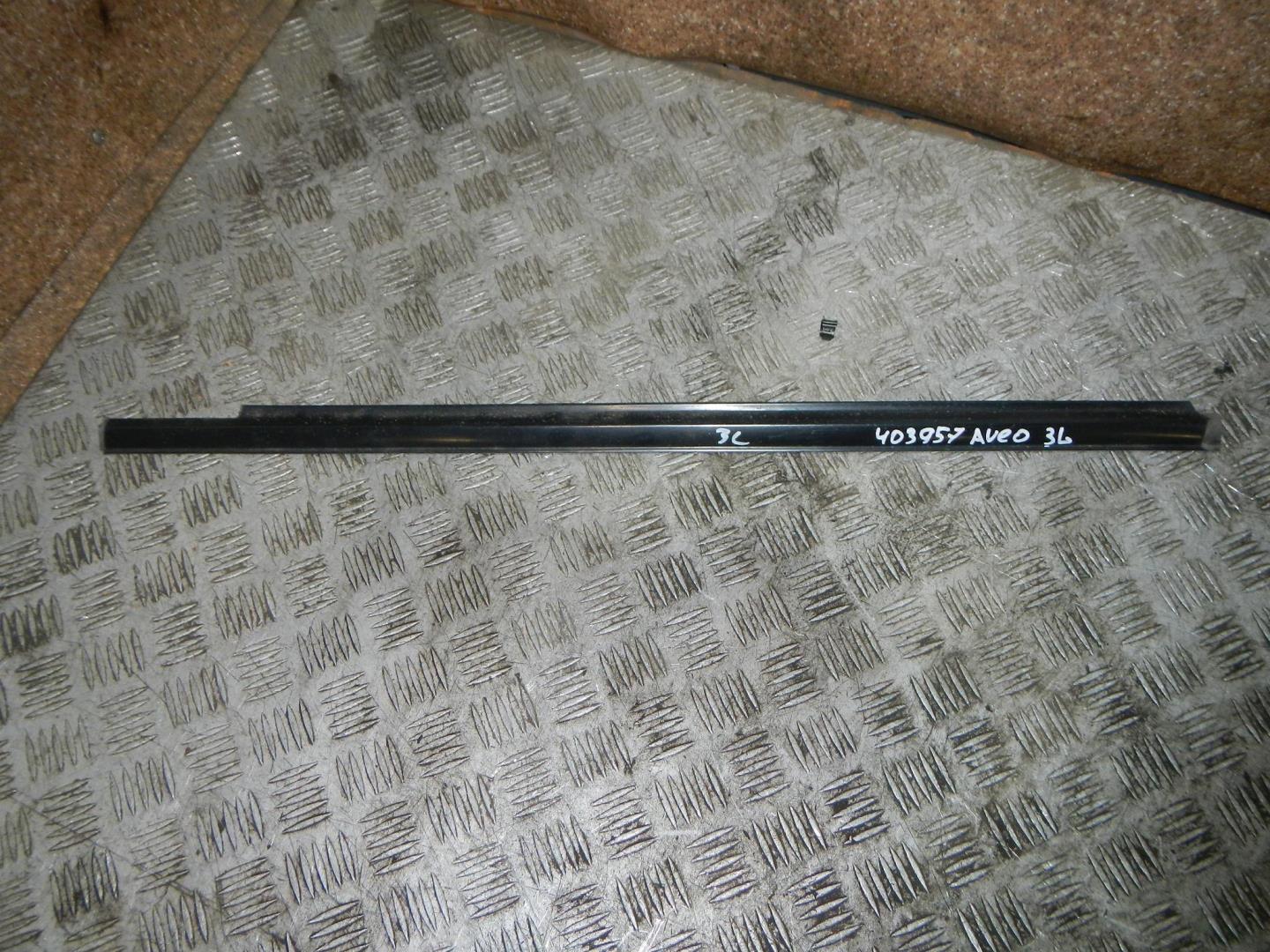 Накладка стекла заднего левого