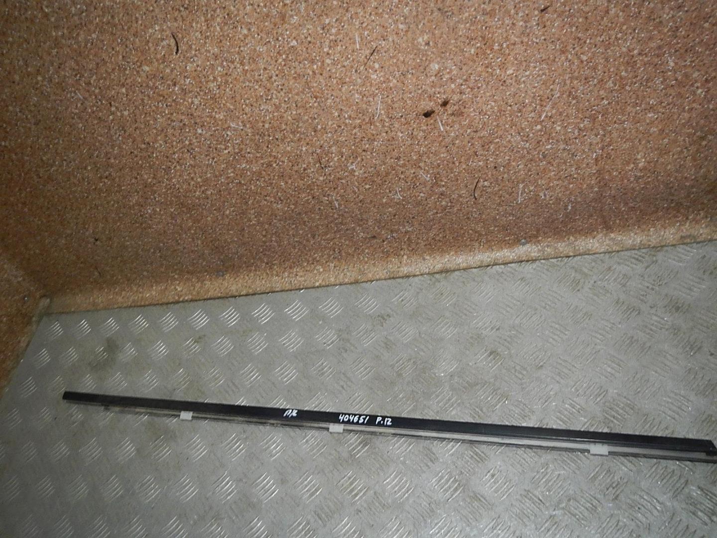 Накладка стекла переднего правого