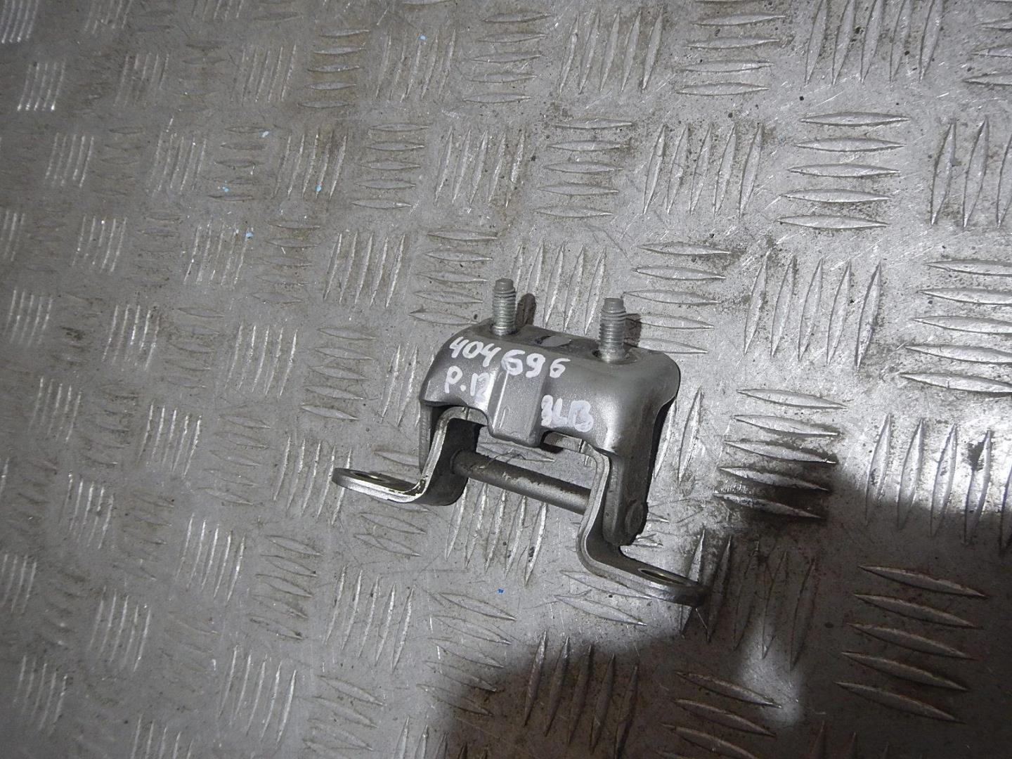 Петля двери задней левой верхняя