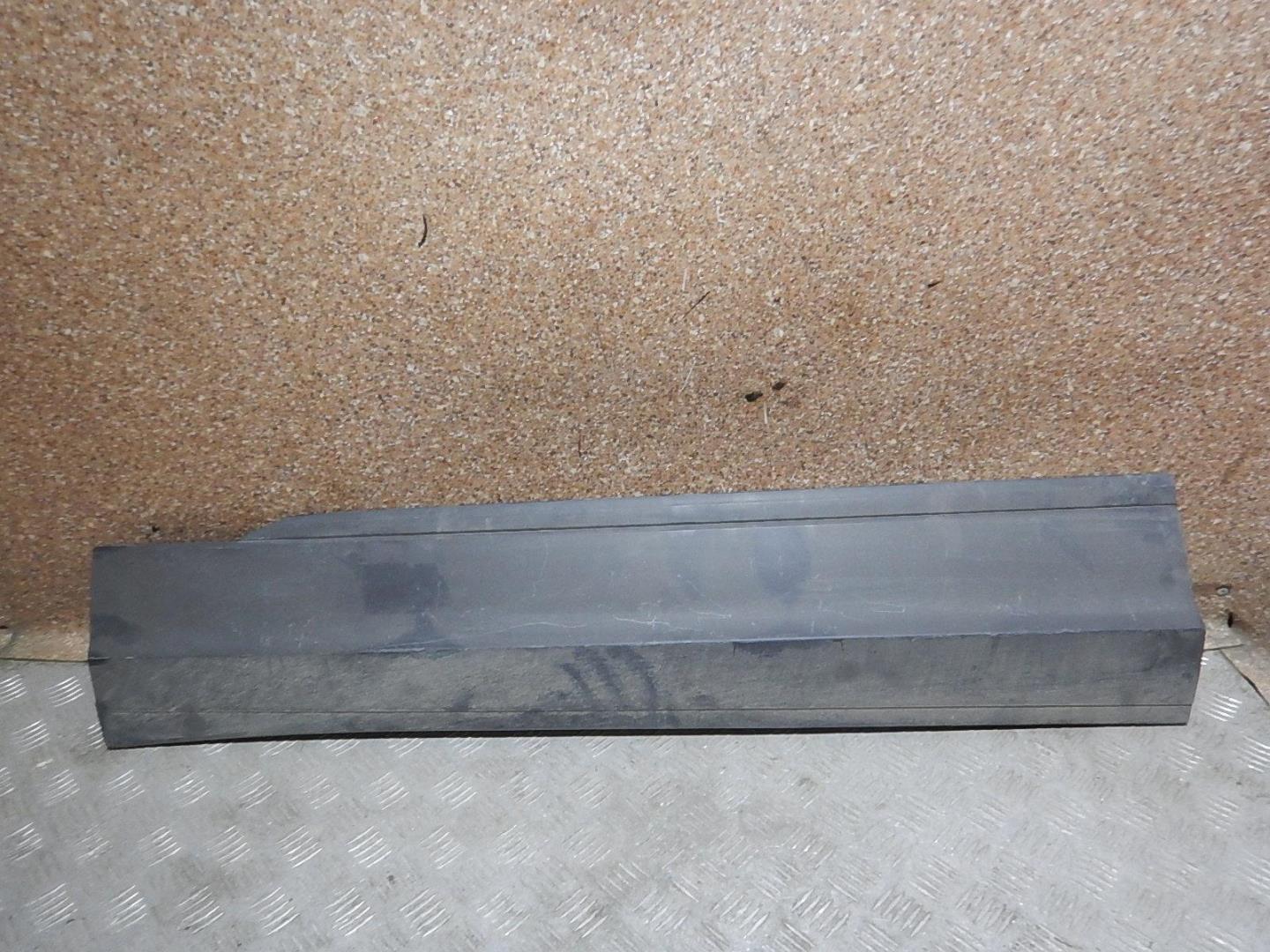 Молдинг передней левой двери