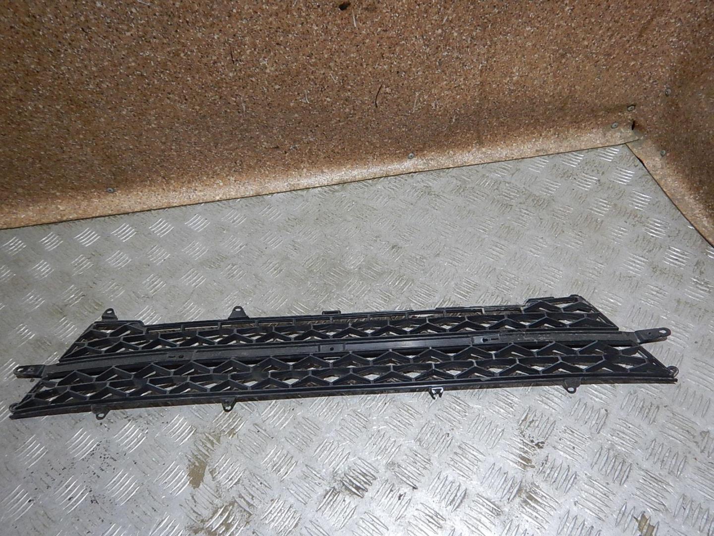 Решетка в бампер центральная