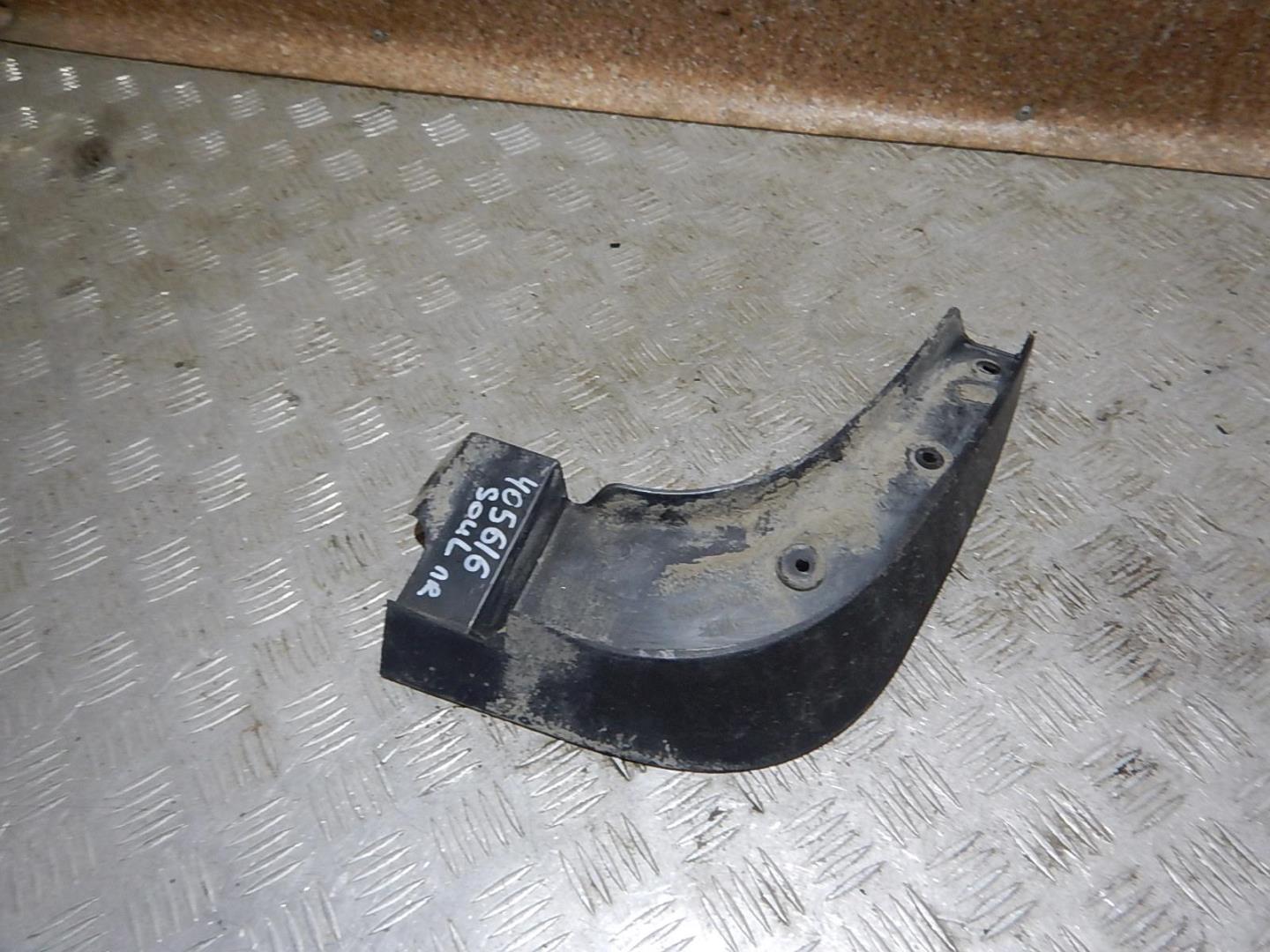 Брызговик передний правый