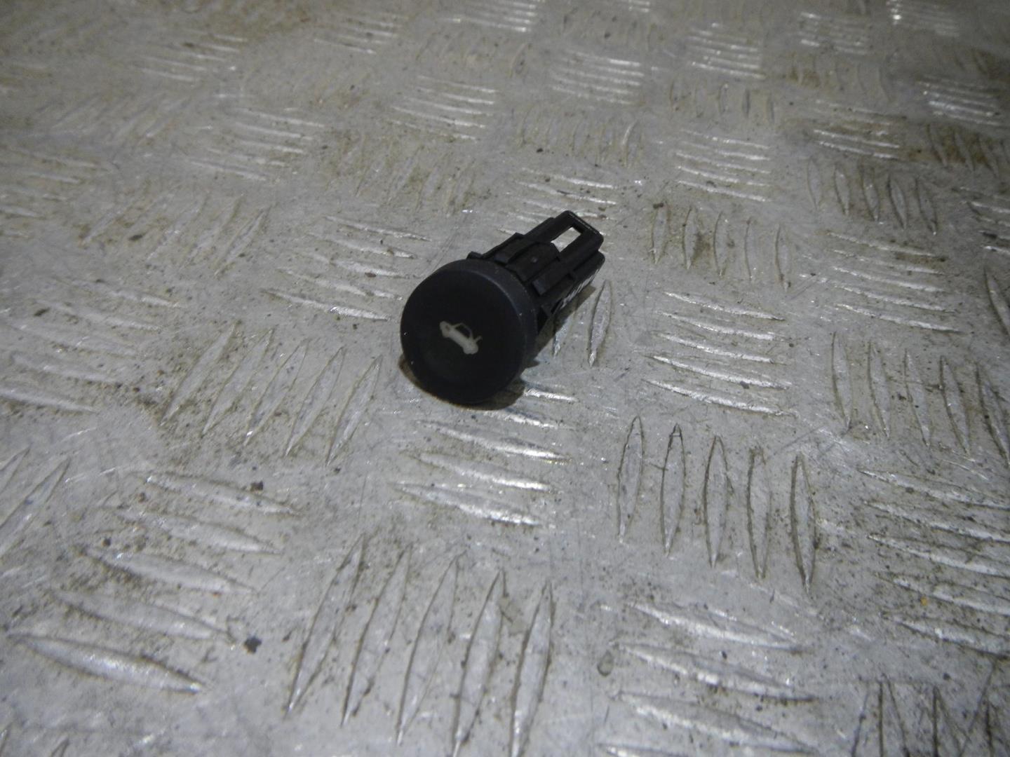 Кнопка открывания багажника