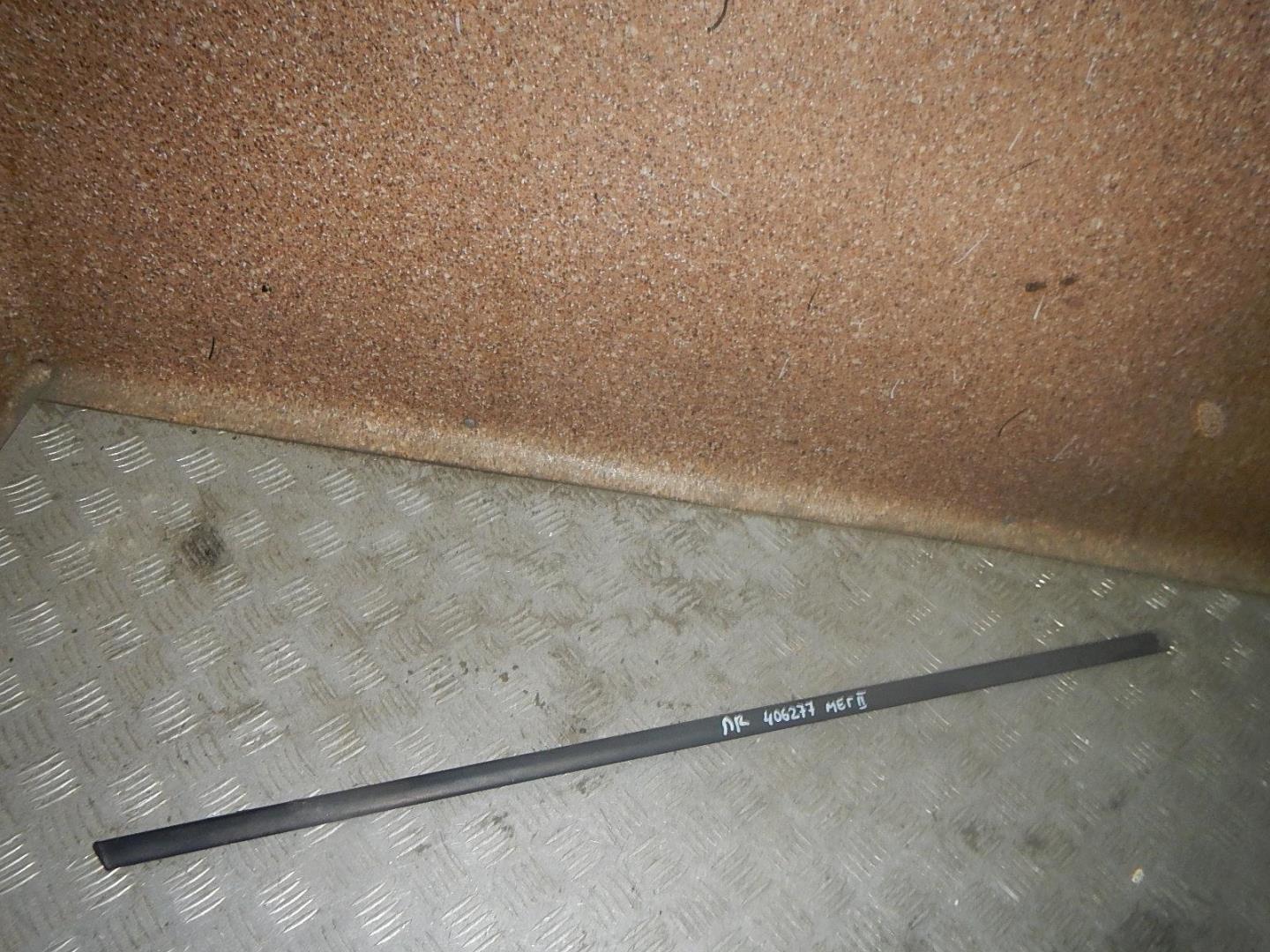 Накладка стекла переднего правого