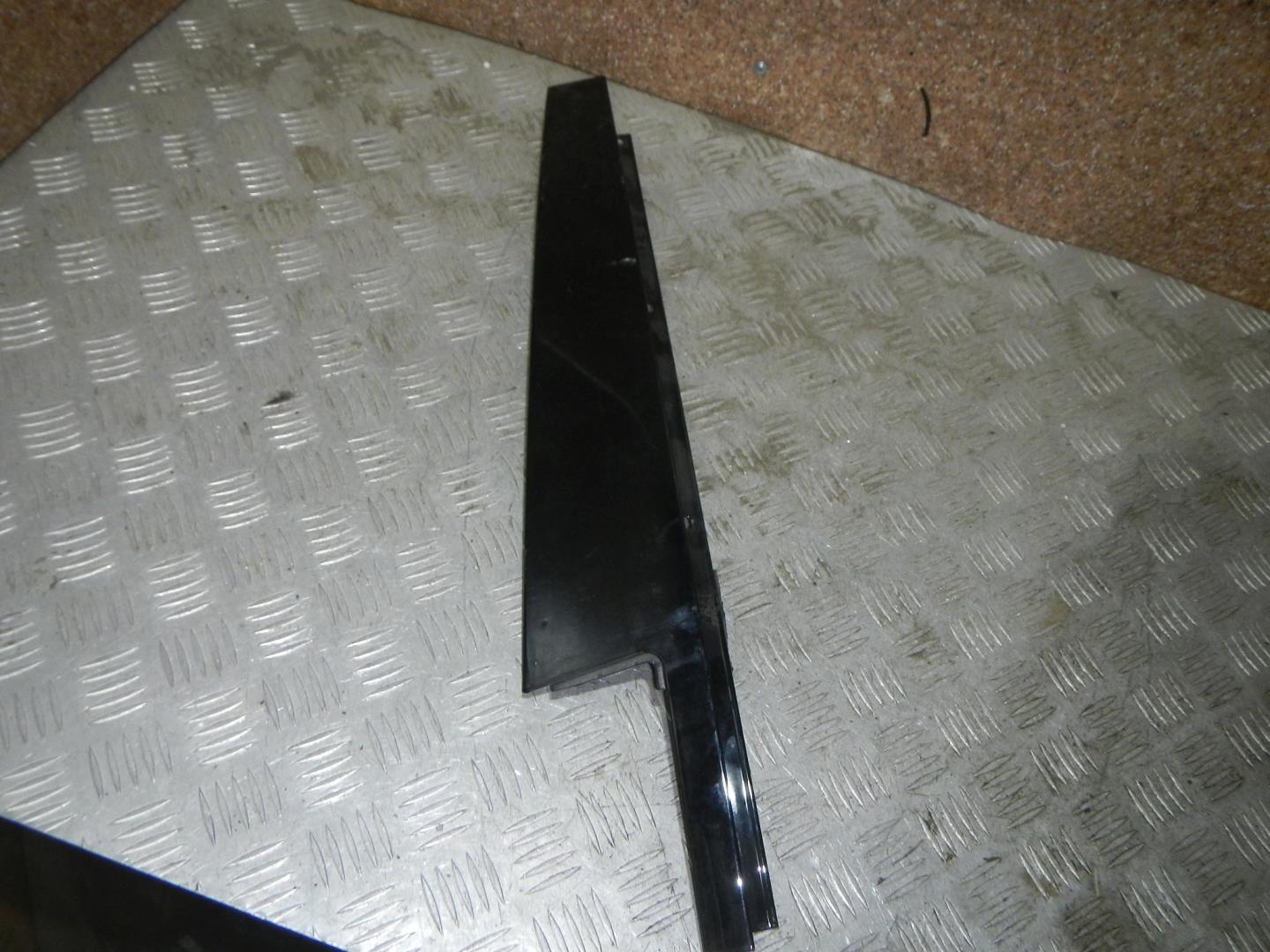 Накладка двери передней правой