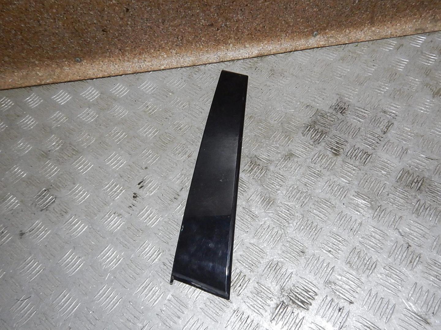 Накладка двери передней правой