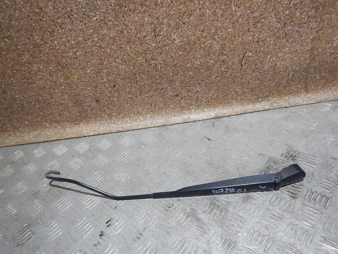 Поводок стеклоочистителя передний левый