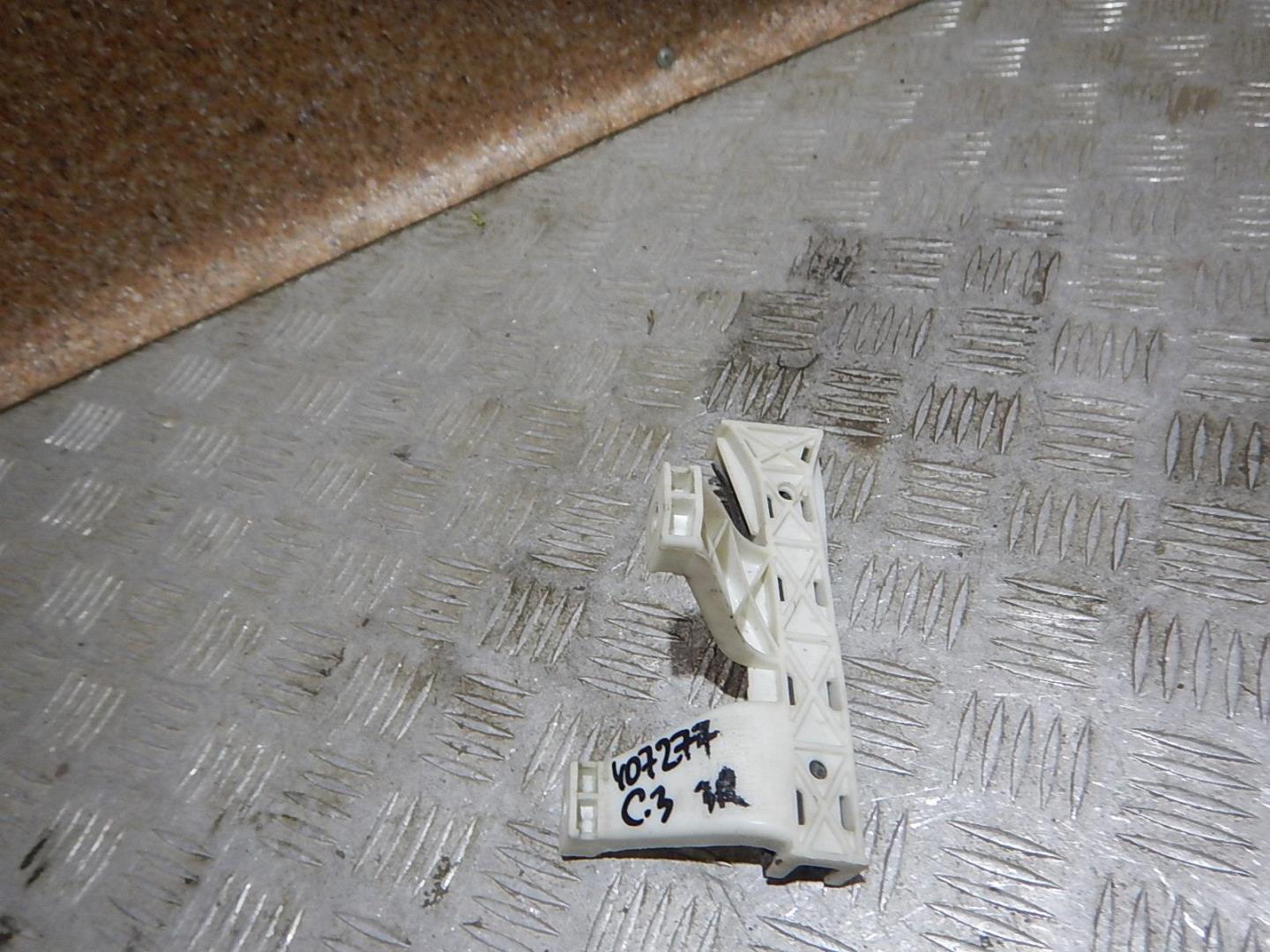 Направляющая стекла двери