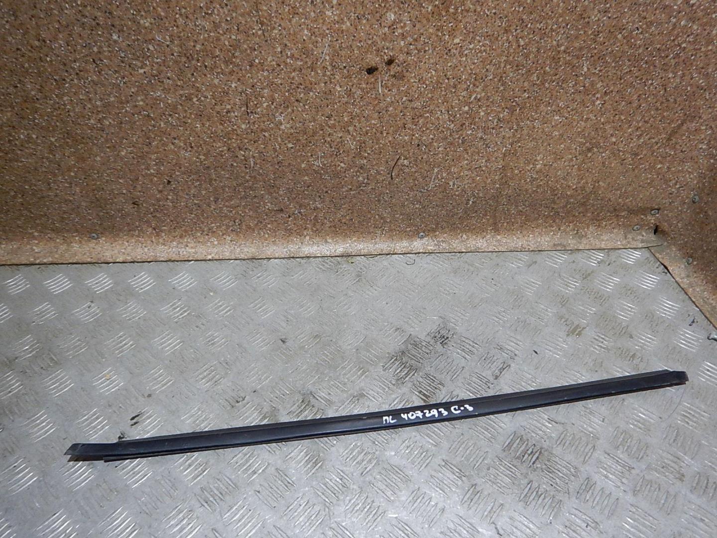 Накладка лобового стекла левая