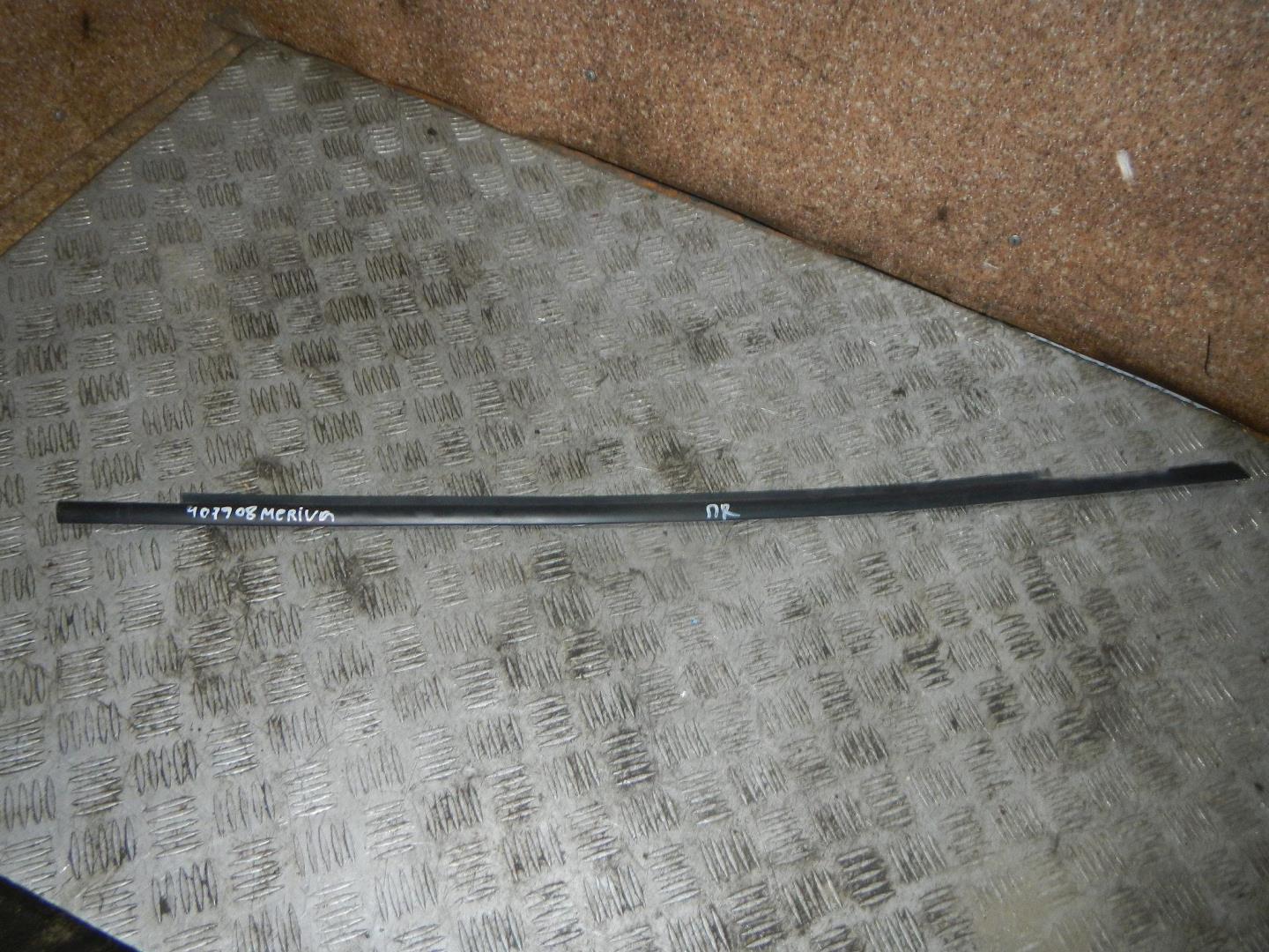 Накладка стекла переднего правого