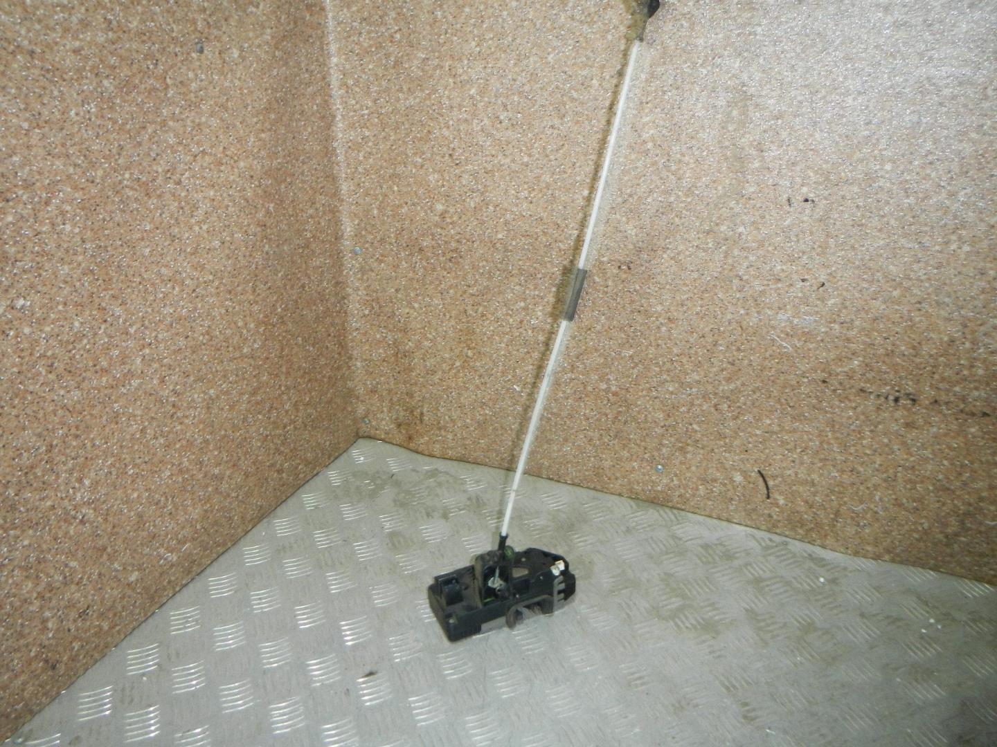 Замок двери задней левой