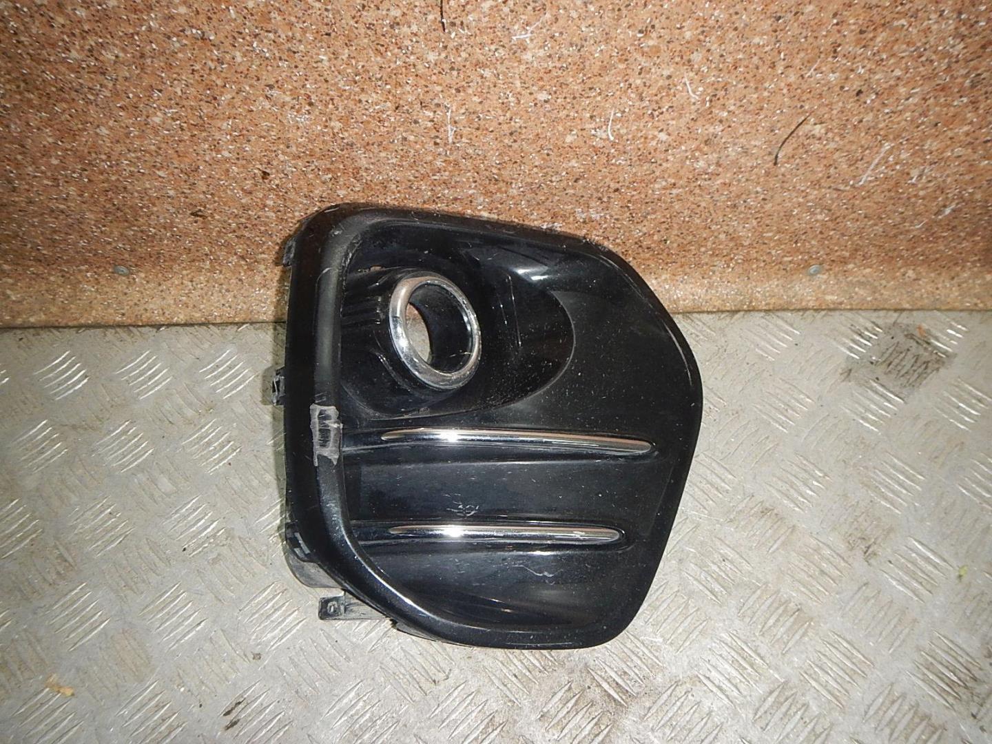 Рамка противотуманной фары правой