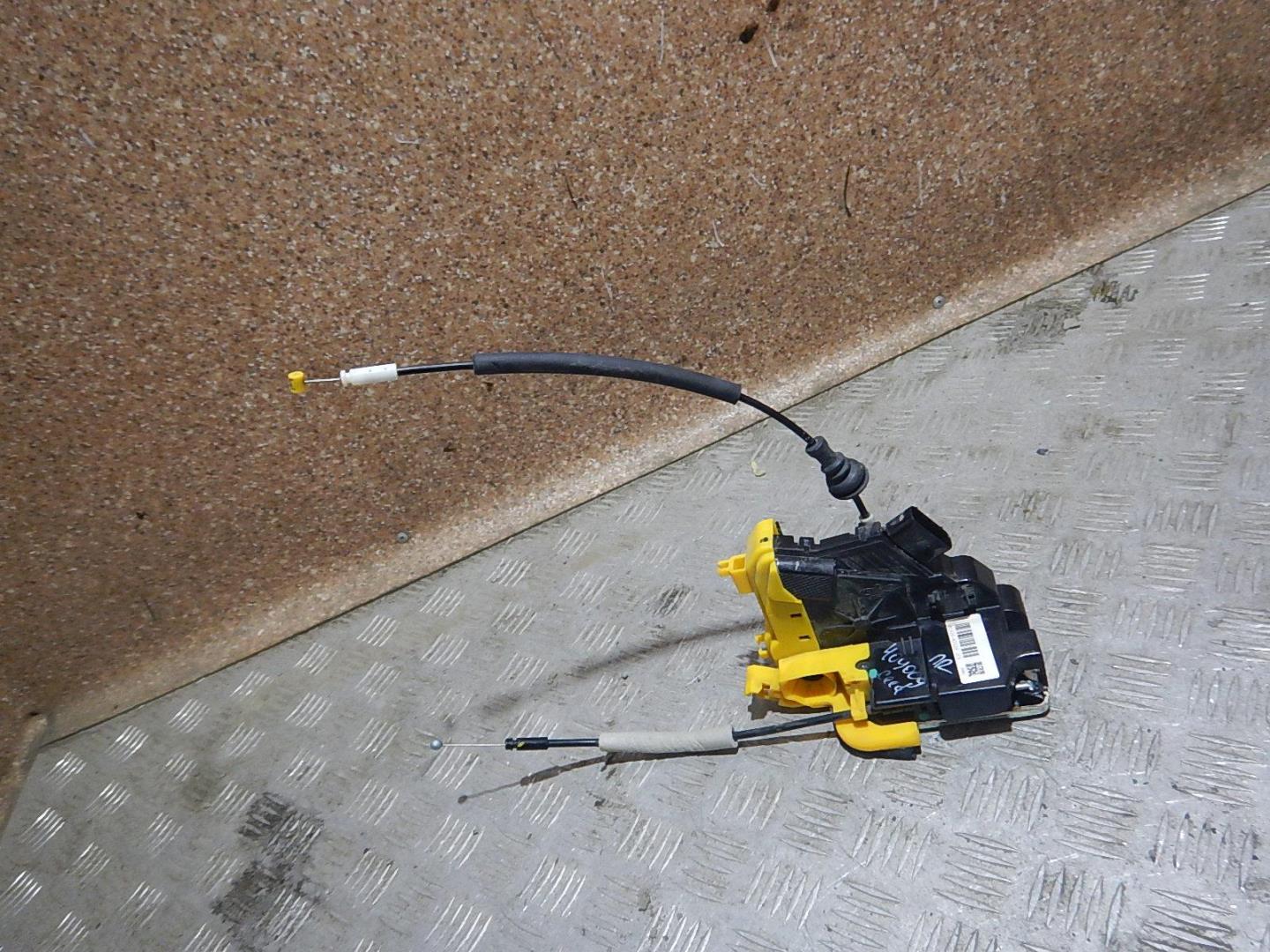 Замок двери передней правой