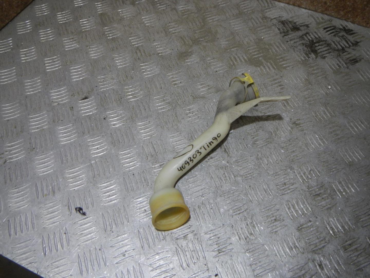 Горловина бачка омывателя