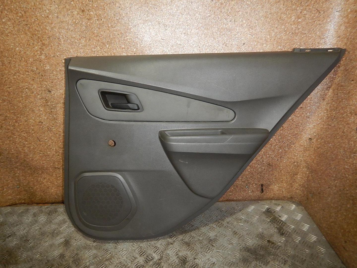 Обшивка двери задней правой