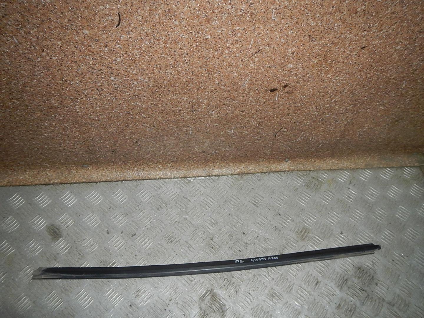 Накладка лобового стекла левая