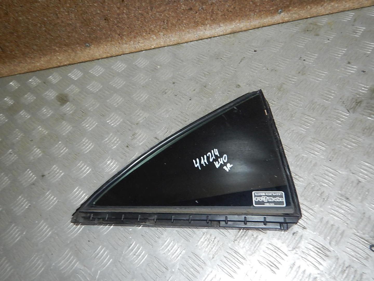 Стекло двери задней правой (форточка)