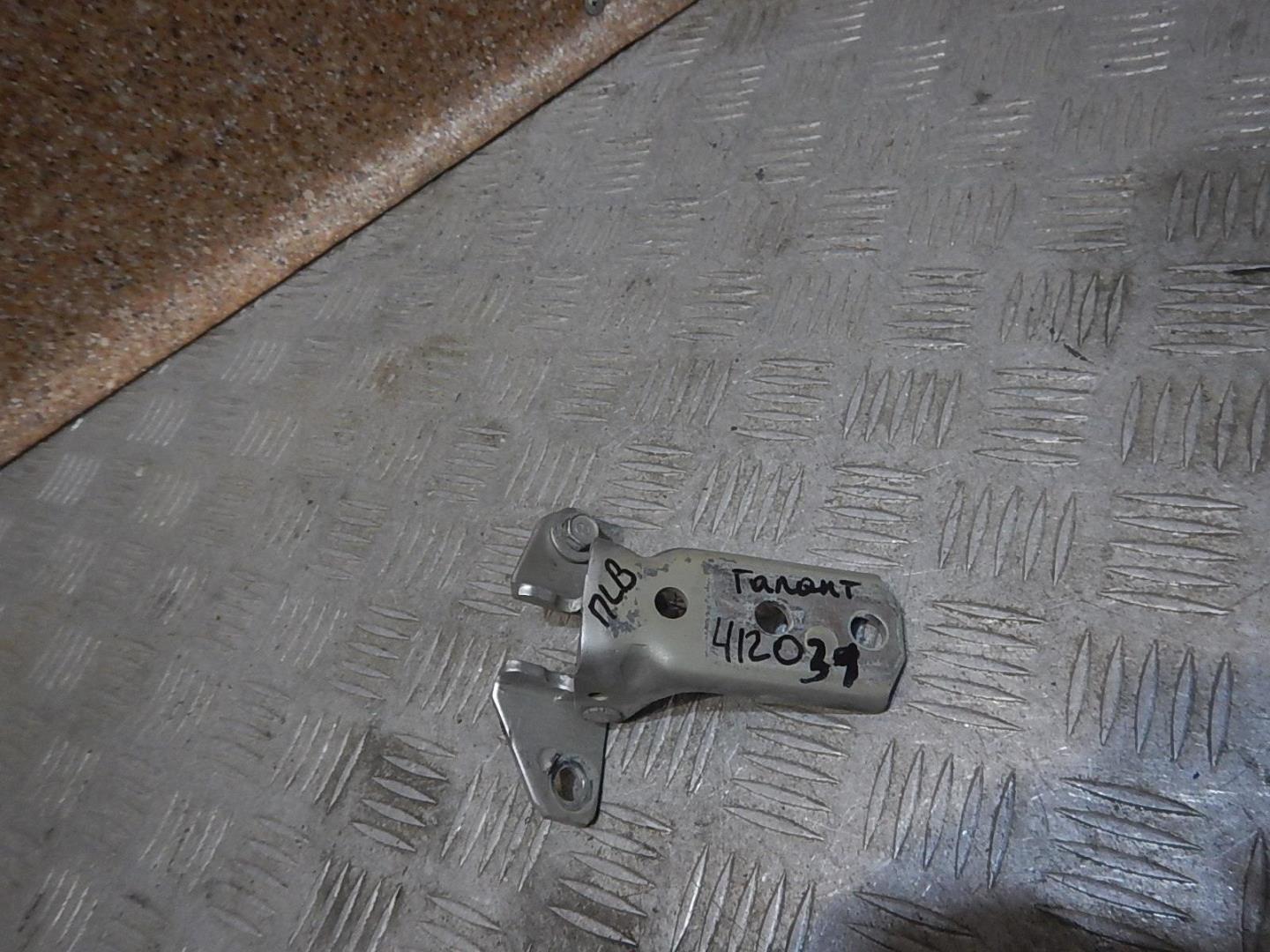 Петля двери передней левой верхняя