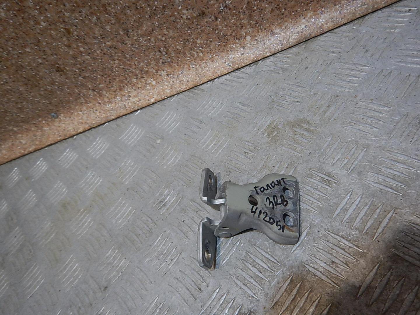 Петля двери задней правой верхняя