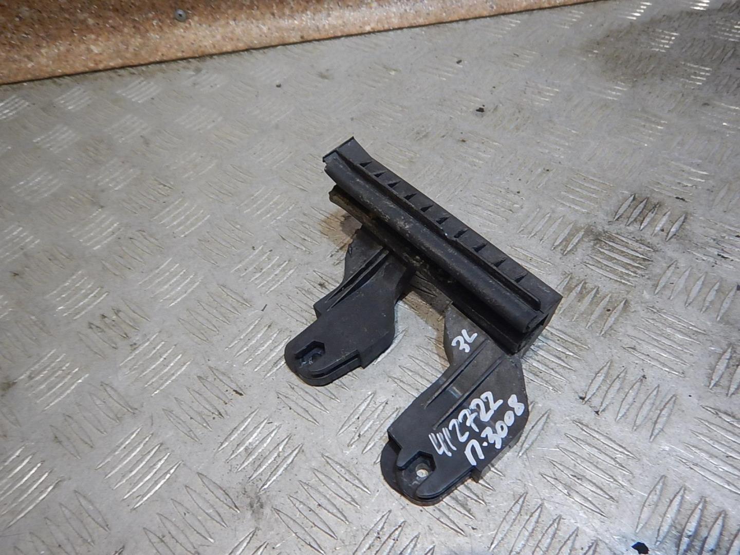 Направляющая стекла двери