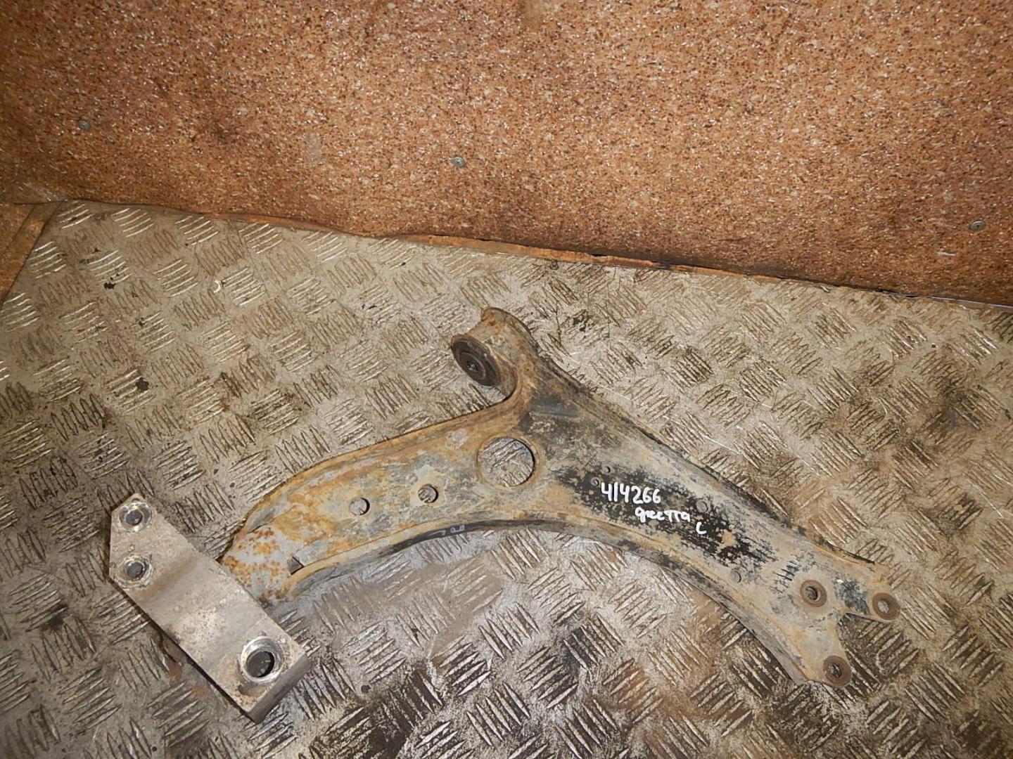 Рычаг передний левый