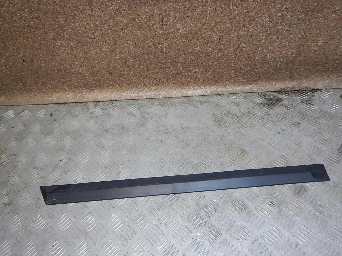 Молдинг задней правой двери