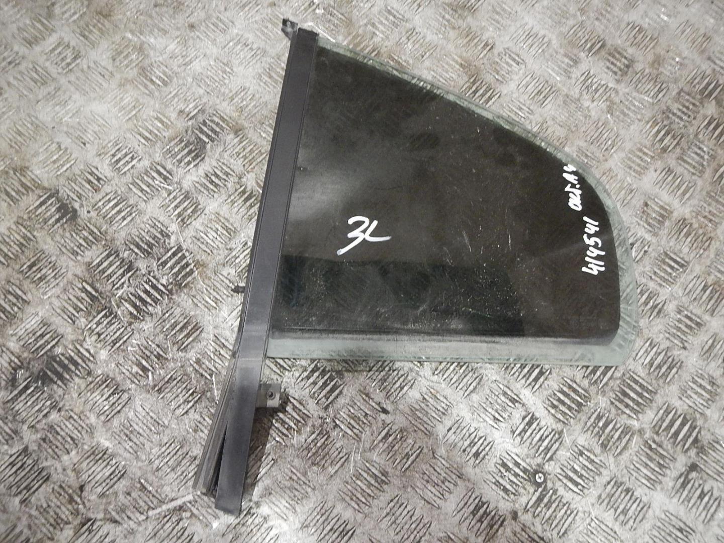 Стекло двери задней левой (форточка)