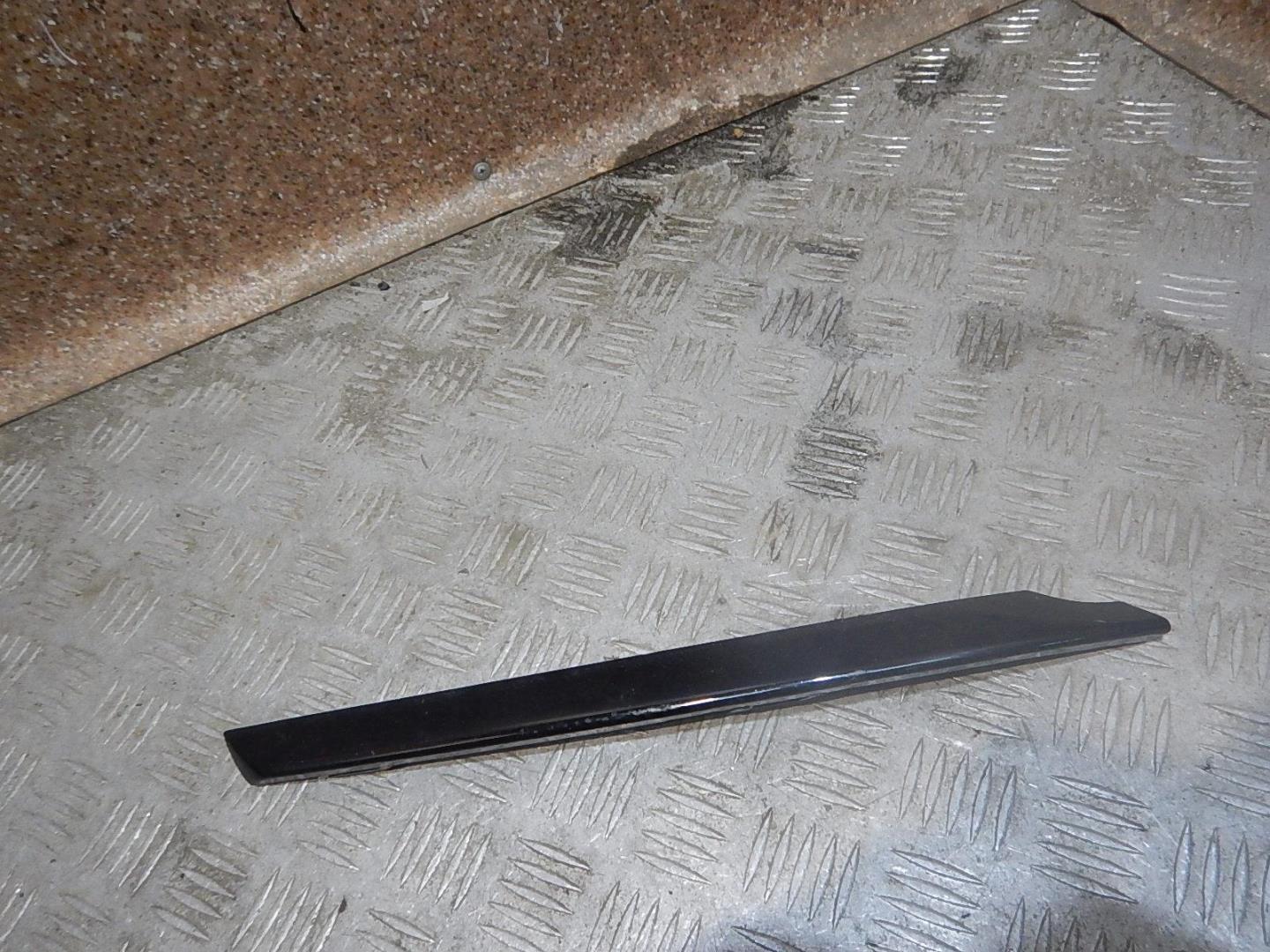 Молдинг переднего бампера правый