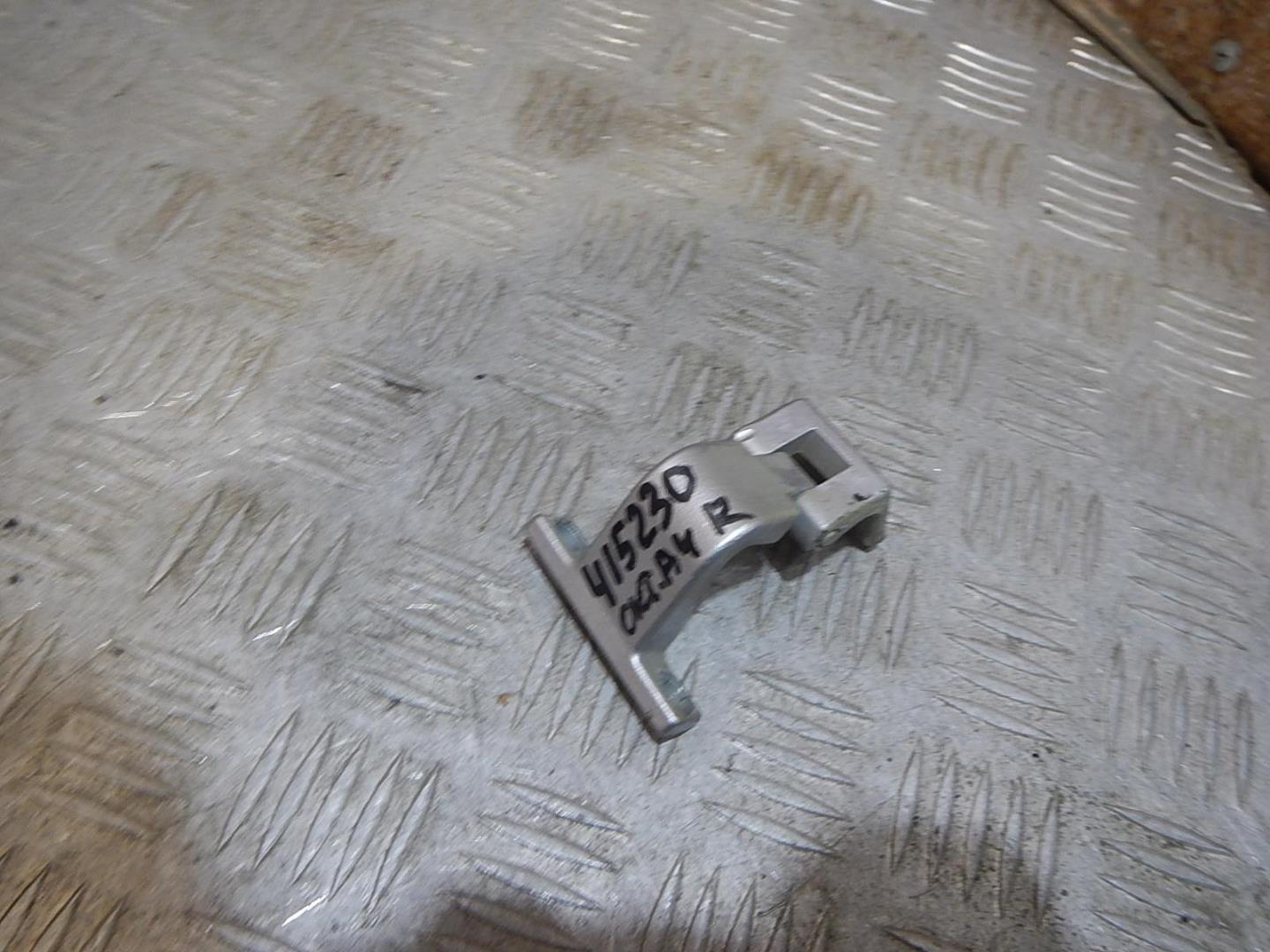 Петля двери багажника