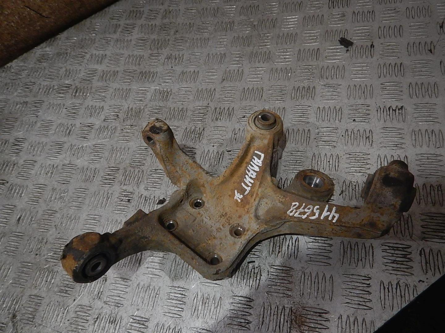 Кулак поворотный задний левый