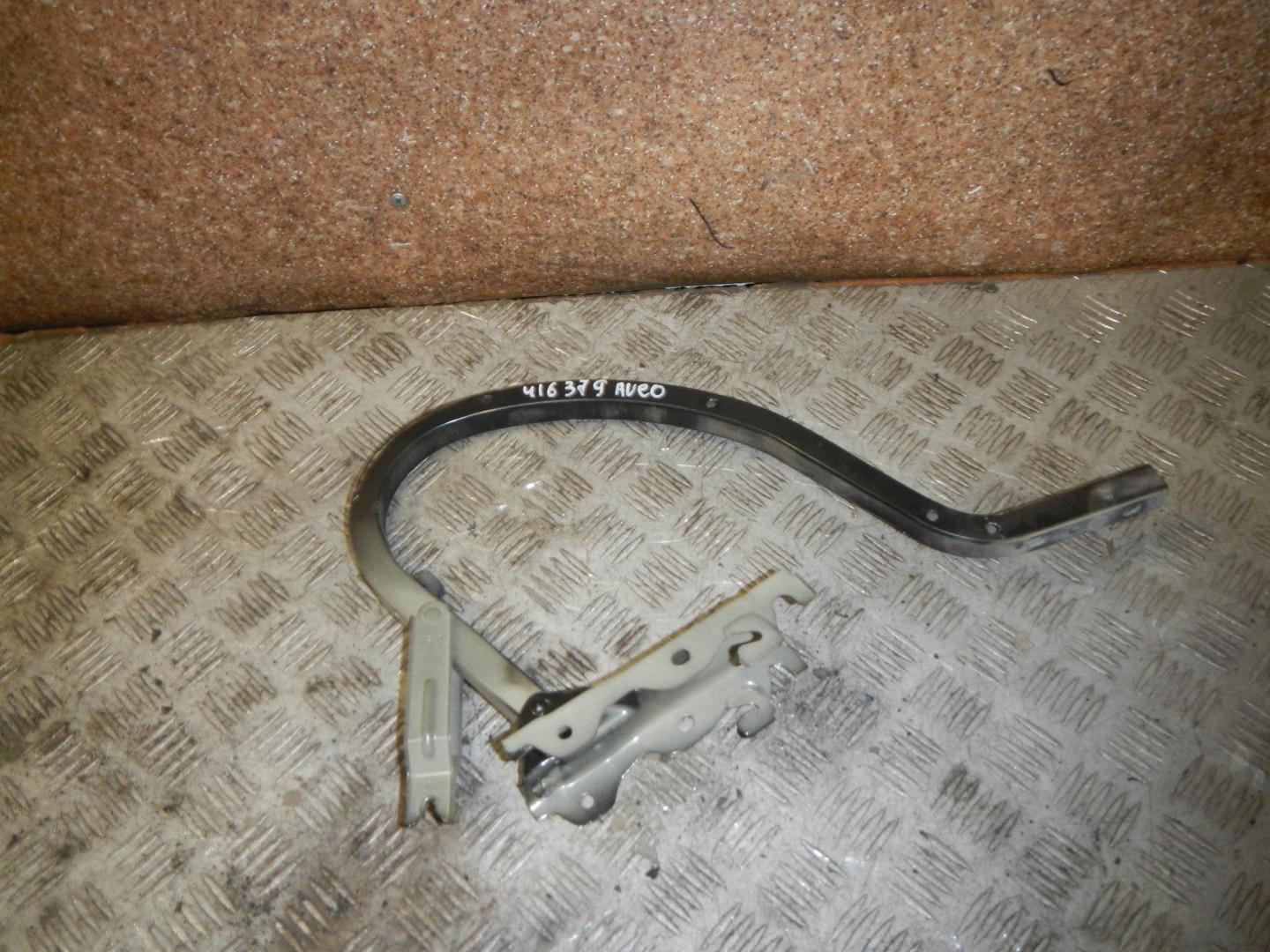 Петля крышки багажника