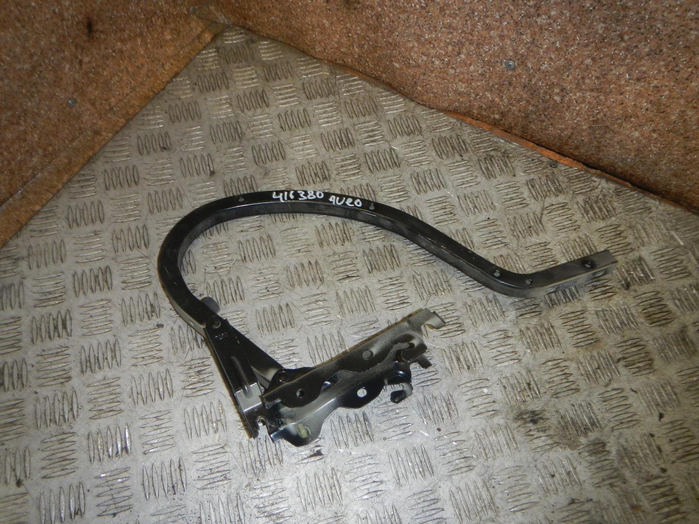 Петля крышки багажника